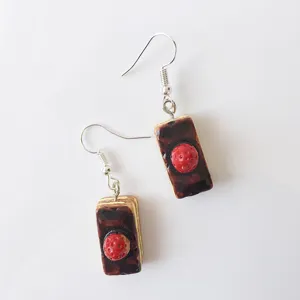 Handgemachte Miniatur Schokoladenkuchen Detail Ohrringe mit roter Erdbeere, süßes Design.