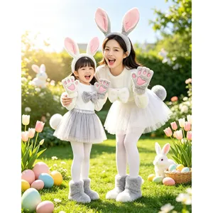 Vue détaillée de l'ensemble de costume de lapin de Pâques mignon dans un jardin festif.