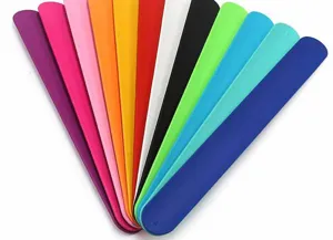 Kleurrijke siliconen slap armbanden detailweergave, regenboogkleuren feestcadeaus.