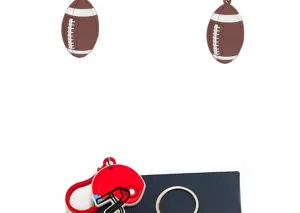 Vista detallada de dijes de llavero de fútbol americano de PVC, regalo deportivo perfecto.