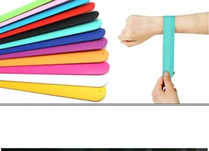 Gedetailleerd overzicht van siliconen slap-armband met kleurrijke banden en pols.