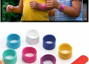 Kleurrijke siliconen slap armbanden detail shot, zachte polsbandjes voor kinderfeestjes.