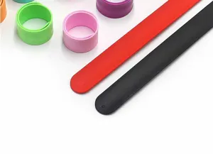 Close-upweergave van kleurrijke siliconen slap-armbanden, flexibele rechte en gerolde banden.