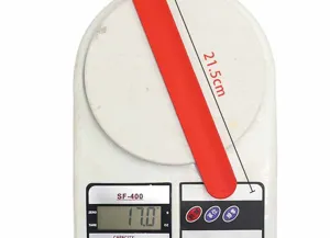 Gedetailleerd overzicht van een rode siliconen slap armband, met duidelijke lengte.