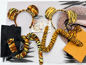 Detailansicht des Halloween Tiger Kostümsets mit Plüsch Ohren Haarreif Schwanz und Aufklebern.