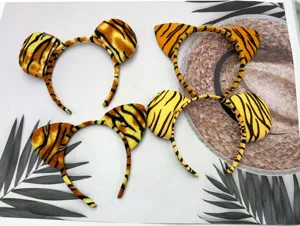Detailaufnahme von Tiger Ohren Haarreifen, flauschiger Plüsch Tierkostüm Haarschmuck für Party.