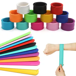 Kleurrijke siliconen slap bracelets set, zachte polsbandjes voor kinderfeestje cadeautjes.