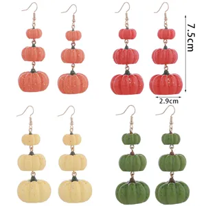 Herfst Thanksgiving pompoen oorringen detail weergave met gestapelde hars pompoen hangers.