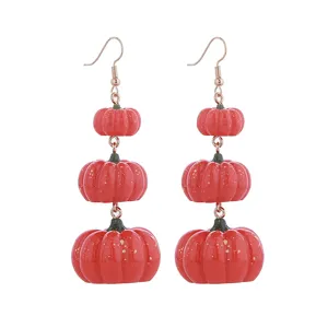 Charmante herfst pompoen oorhangers, levendige rode gelaagde oogstfeest trendy sieraden.