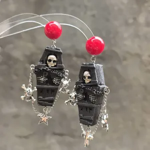 Gotische Halloween doodskist oorbellen met rode kralen en zilveren kettingen voor alternatieve mode.