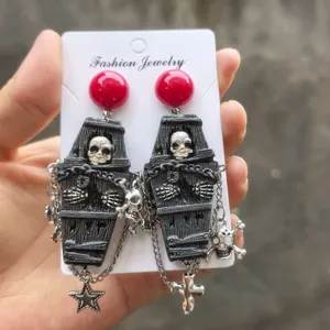 Gothic stijl doodkist en schedel oorbellen detailweergave met metalen kettingen en bedels.
