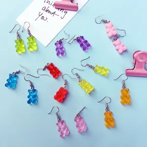 Nahaufnahme Detail der bunten transparenten Harz Gummibärchen Ohrringe mit niedlichem Design.