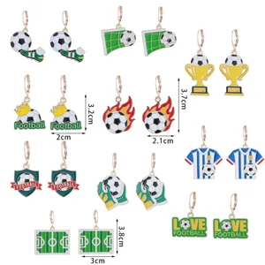 Orecchini pendenti smaltati a tema calcio, gioielli sportivi in lega per tifosi e partite.