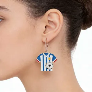 Primo piano dettagliato del ciondolo orecchino a forma di maglia da calcio sul modello.