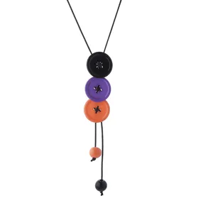 Detailopname van de creatieve meerkleurige knop hangende ketting in unieke gotische stijl.