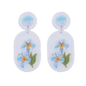 Orecchini pendenti con fiori blu in argilla polimerica 3D stile francese romantico chic.