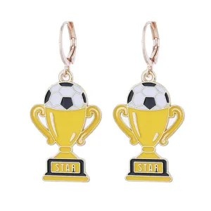 Orecchini a pendente trofeo di calcio in lega smaltata gioielli sportivi per il grande giorno.