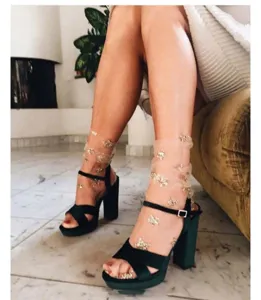 Calze in tulle trasparente con dettagli di stelle dorate lucide, design elegante per la primavera.