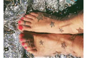 Dettaglio di calzini trasparenti in rete con stelle glitterate e strass brillanti.