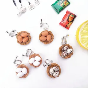 Boucles d'oreilles clip nid d'oiseau œuf fantaisie faites à la main, bijoux alimentaires miniatures.
