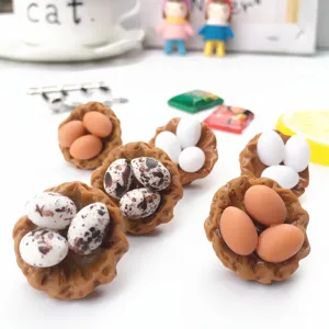 Boucles d'oreilles nid d'oeuf en resine miniature gros plan detaille joli design de nourriture.