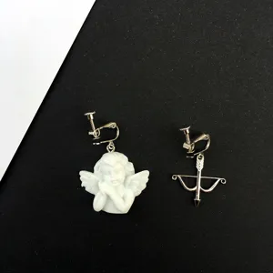Pendientes de presión de ángel y arco retro barroco, diseño vintage detallado.