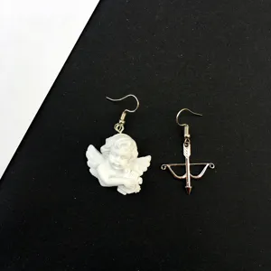 Pendientes asimétricos vintage de ángel y arco, estilo barroco de resina cupido.
