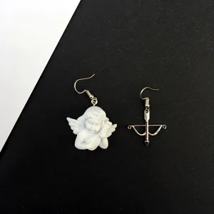 Pendientes asimétricos retro barrocos con ángel cupido y arco flecha diseño elegante mujer.