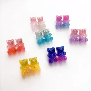 Nahaufnahmen von handgemachten Glitzer-Harz-Gummibärchen-Ohrringen, süßer Bonbon-Stil.