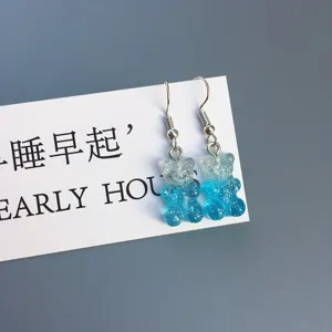 Boucles d'oreilles crochet oursons pailletés bleus, vue de détail pendentif résine.