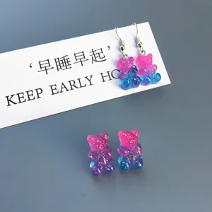 Joli ensemble de boucles d'oreilles et breloques oursons en résine dégradée douce.
