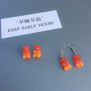 Detailansicht süßer zweifarbiger Harz-Gummibärchen-Ohrringe in Orange mit Stecker.