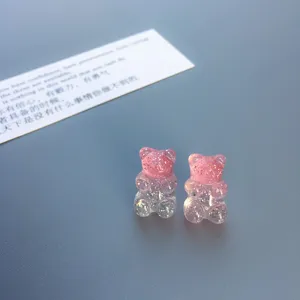 Detailaufnahme süßer rosa Glitzer Harz Gummibärchen Ohrstecker mit verspieltem Bonbon-Design.