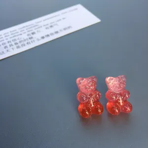 Handgefertigte bunte Glitzer Gummibärchen Ohrstecker Detailansicht, süßer Schmuck.