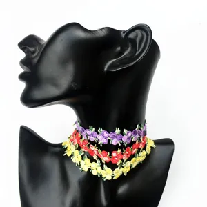 Collier ras du cou brodé de fleurs multicolores, détail d'accessoire de dentelle pour femmes.
