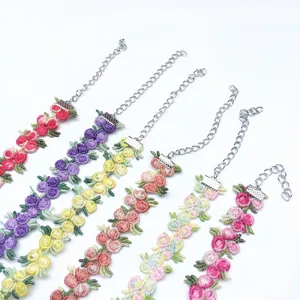 Vue détaillée de colliers ras de cou brodés de fleurs colorées pour un style charmant.