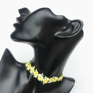 Vue détaillée d'un collier choker brodé de fleurs jaunes, idéal pour le printemps et l'été.