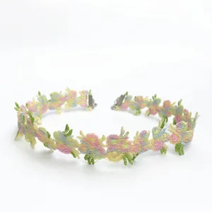 Gros plan du collier ras de cou en dentelle florale colorée, accessoire de col brodé.