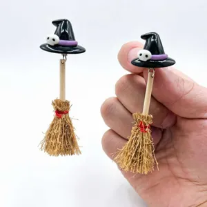 Pendientes de escoba de bruja de Halloween detalle, joyería artesanal festiva original.