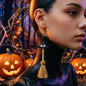 Primer plano detalle de pendientes colgantes de escoba de bruja de Halloween, joyas festivas.