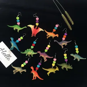 Vista detallada de pendientes colgantes de dinosaurio coloridos con corazones, divertidos.