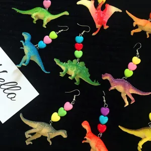 Pendientes de dinosaurio originales con cuentas de corazón coloridas, largos y divertidos.