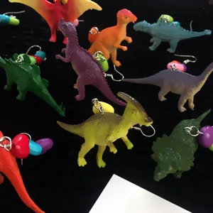 Pendientes de dinosaurio novedad extravagantes con cuentas de colores, joyas divertidas.