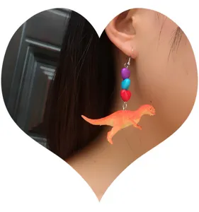 Pendientes largos y divertidos con cuentas de corazón coloridas y un lindo dinosaurio.