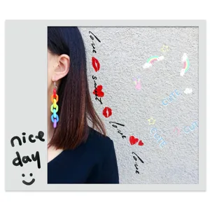 Detailopname van kleurrijke acryl regenboog ketting oorbellen in hippe Harajuku stijl.