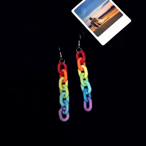 Kleurrijke acryl regenboog ketting schakel oorbellen detail opname, trendy en opvallende sieraden.