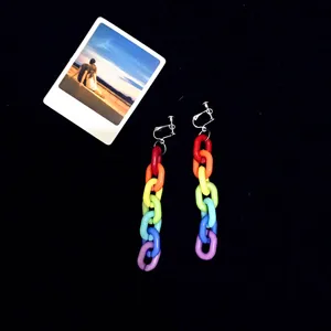 Gedetailleerd overzicht van kleurrijke acryl regenboog ketting clip-oorringen, Harajuku stijl.
