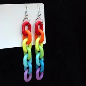 Gedetailleerde close-up van kleurrijke acryl ketting oorbellen, helder geometrisch design.