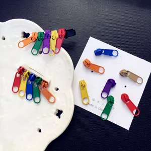 Pendientes de cremallera coloridos detalle primer plano que muestra tonos vibrantes y diseño.