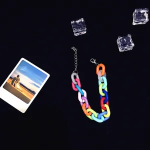 Kleurrijke acryl ketting halsketting detail weergave, trendy Harajuku stijl sieraad.